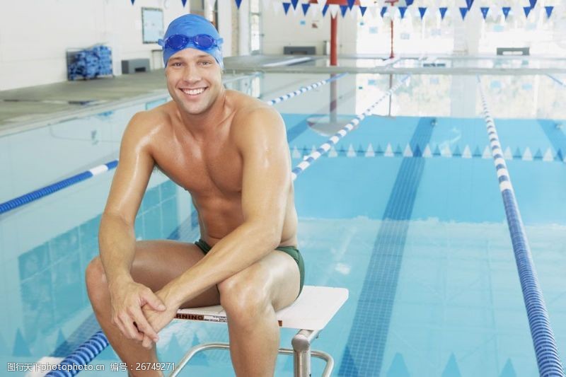 游泳比赛微笑的游泳运动员图片