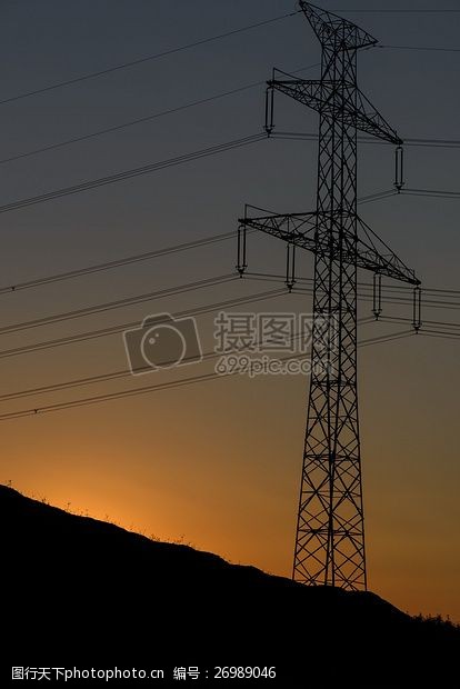 夕阳落日夕阳下的电力塔