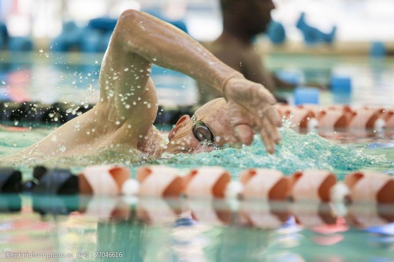 健身锻炼在游泳的男人图片