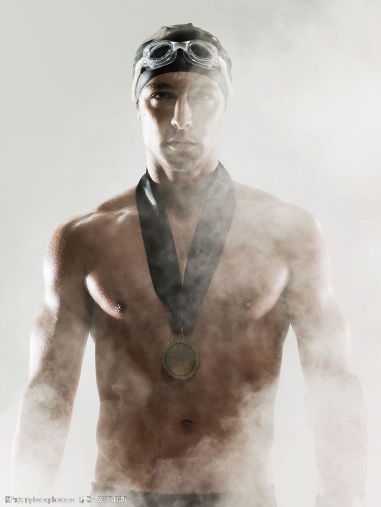 游泳比赛戴奖章的强壮游泳运动员图片