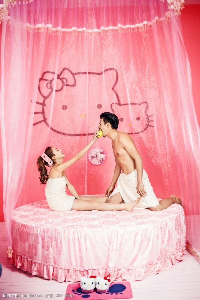 床上写真粉色浪漫大床上的新人图片