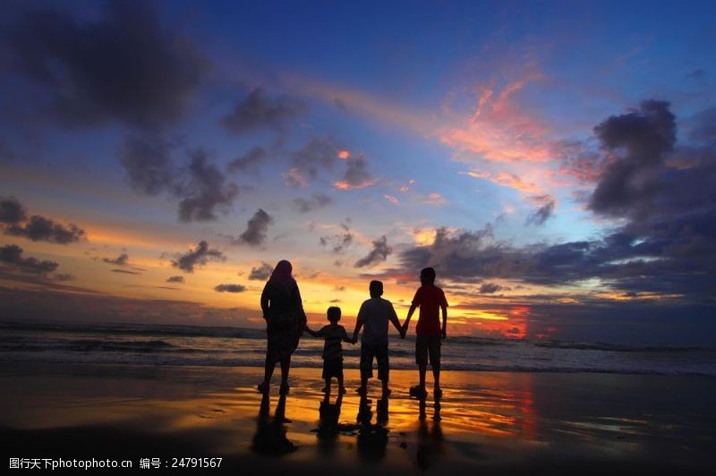 海滩散步的家庭人物剪影图片
