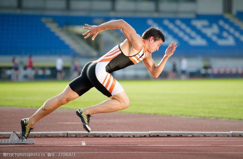 体育赛事起跑的运动员图片