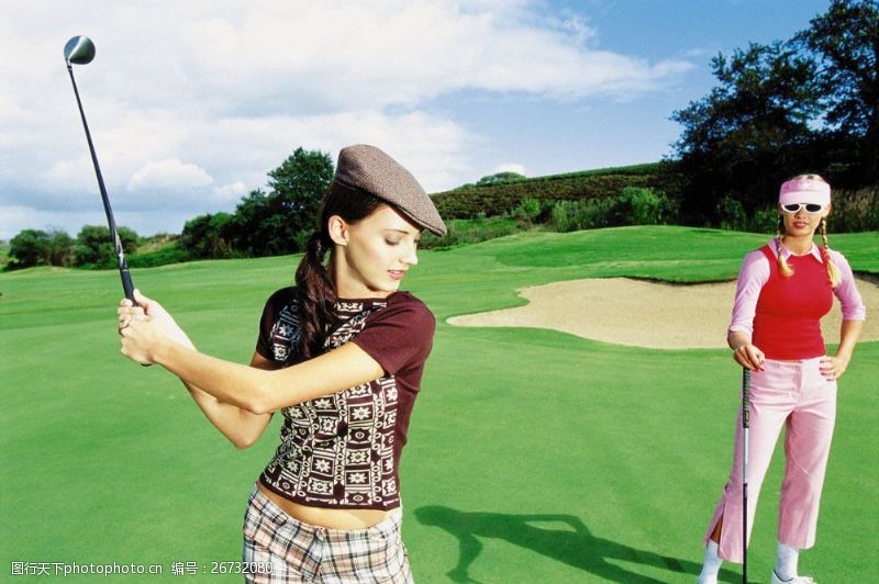 休闲高尔夫挥球杆的时尚美女图片