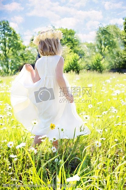欢乐童年小女孩在山坡草地上