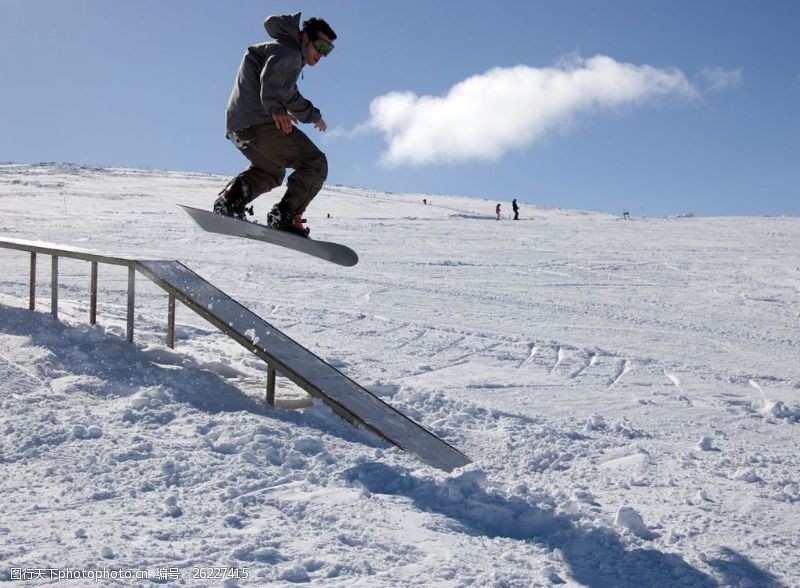 滑雪场雪地玩滑板的男人图片