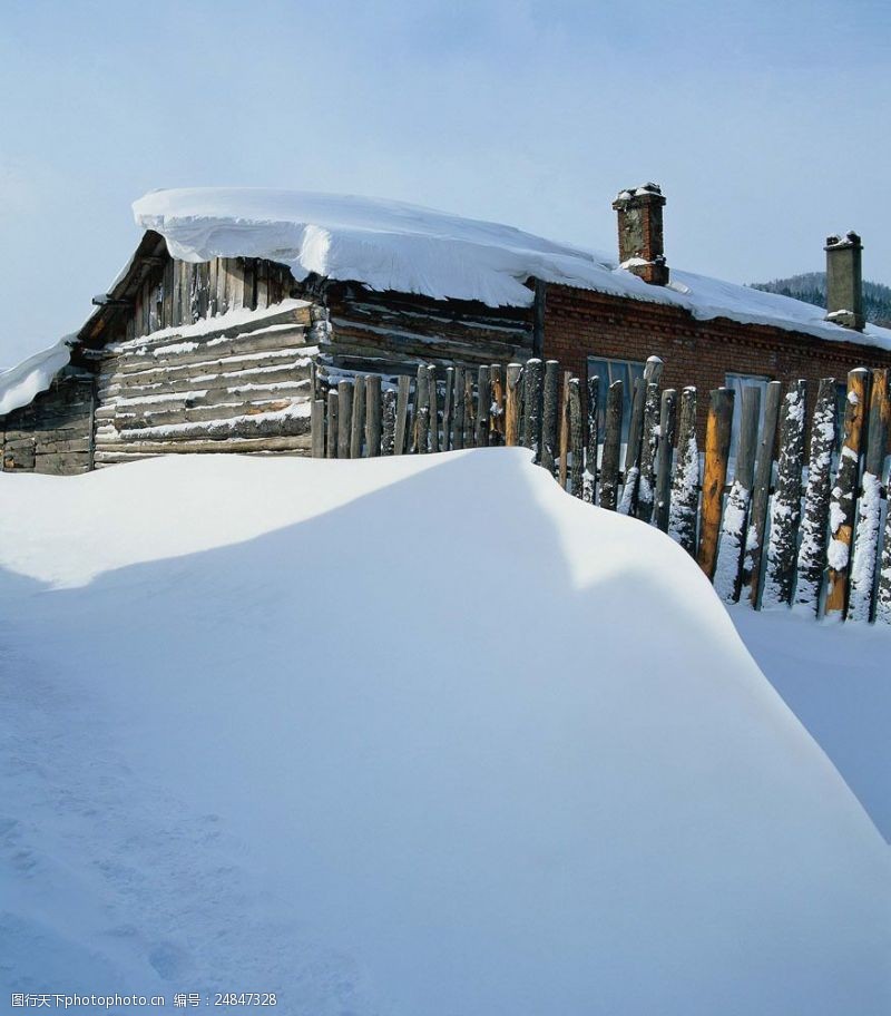 天地盖白雪覆盖的木屋图片