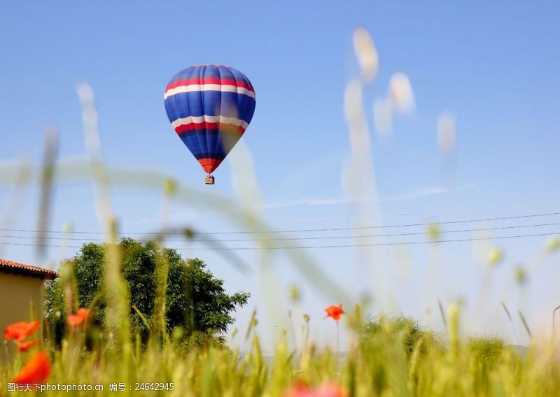 美丽的蓝天蓝天飞翔的热气球图片