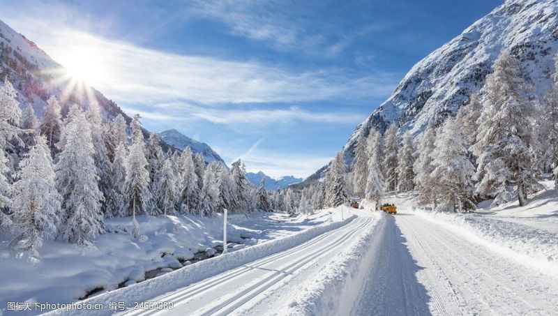 美丽的蓝天幽长的雪路和雪山图片