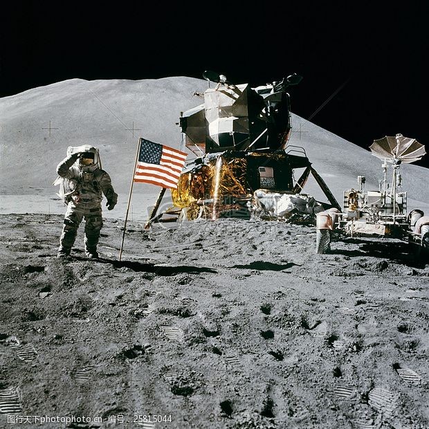 universe宇航员站在旁边的美国国旗在月球上