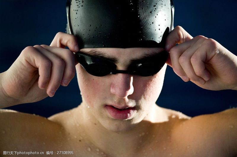 潜水运动戴潜水镜的运动员图片