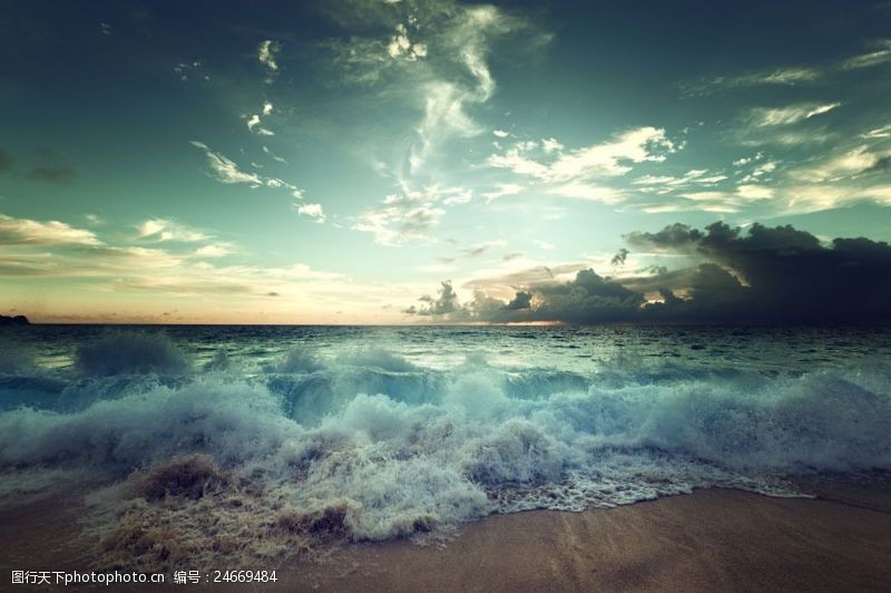 美丽的蓝天海边卷起的海浪图片