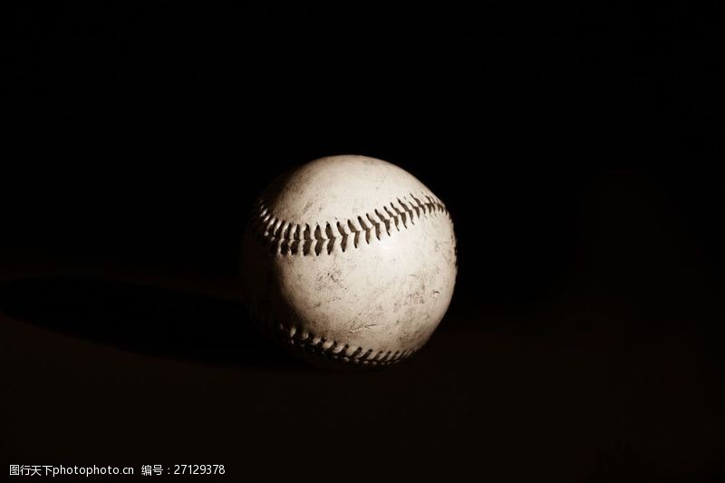 棒球运动员黑夜中的棒球图片