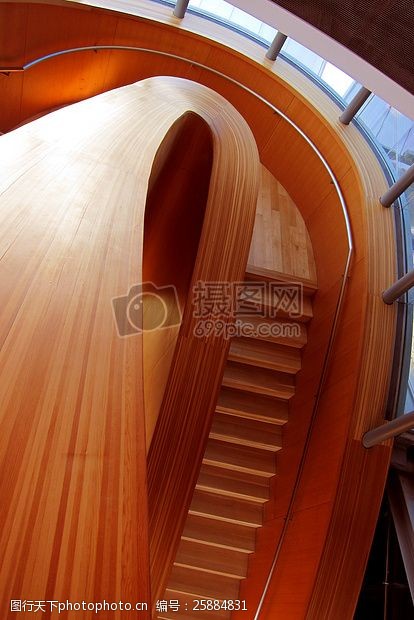 扶手栏杆环形的木头楼梯
