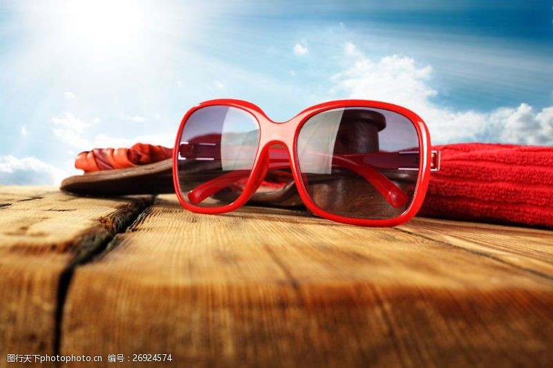 木板上的眼镜木板上的红色太阳镜图片