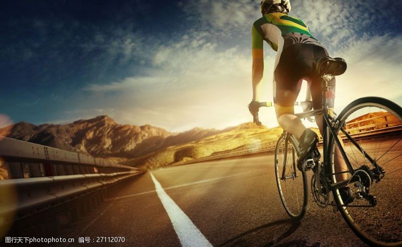 健身锻炼骑单车的人物摄影图片