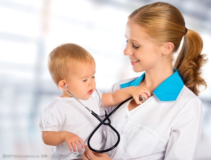 婴儿护理抱着婴儿的护士图片
