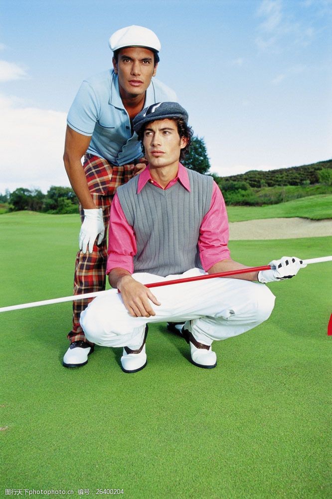 贵族运动高尔夫球场上的时尚男人图片