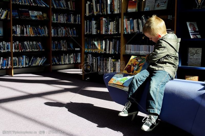 坐书本的小孩坐在沙发山看书的小孩