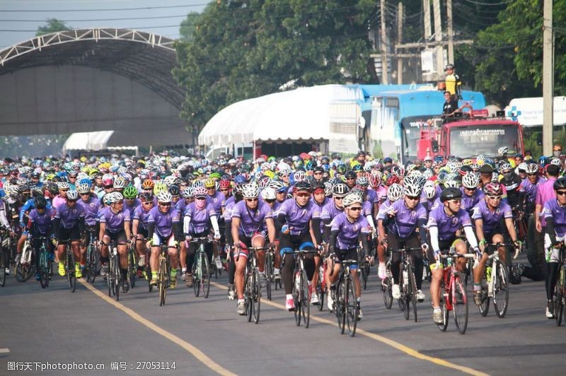 体育赛事骑自行车的人群图片