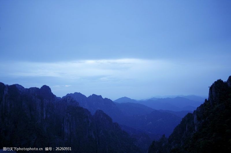 黄山雄峰蓝天白云下的黄山群峰图片