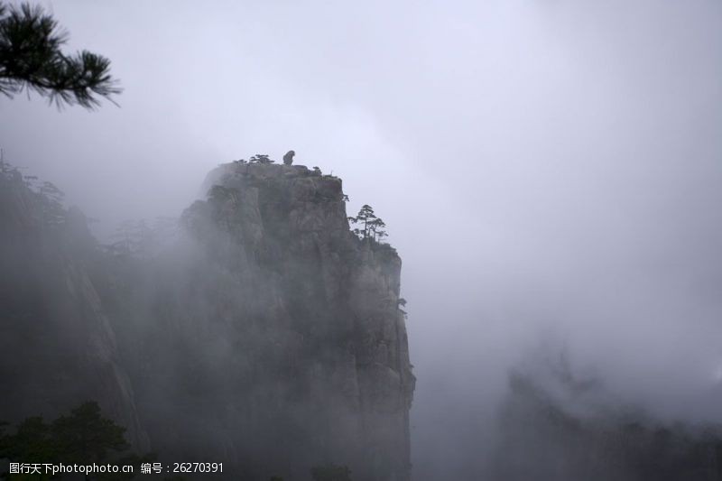 黄山雄峰云雾下的黄山美景图片