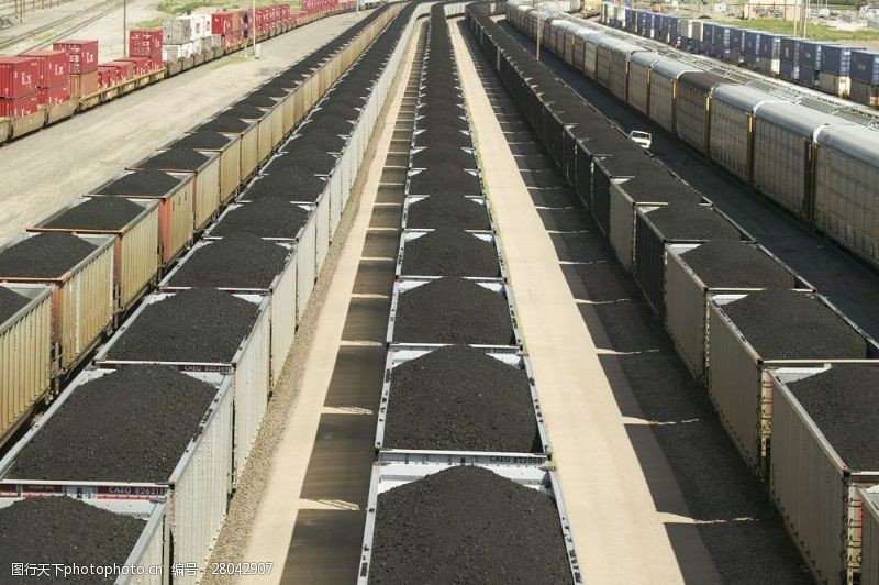 煤炭装满煤碳的集装箱图片