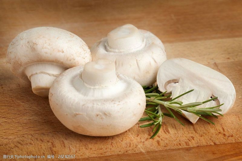 世界美食木板上的蘑菇图片