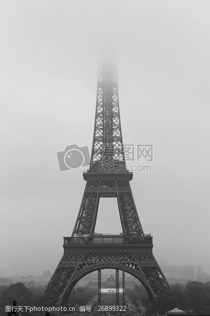 气候雾霾下的埃菲尔铁塔