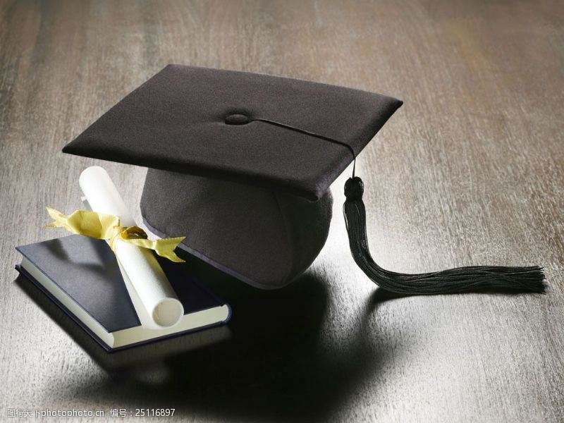 业绩毕业帽子与证书摄影图片