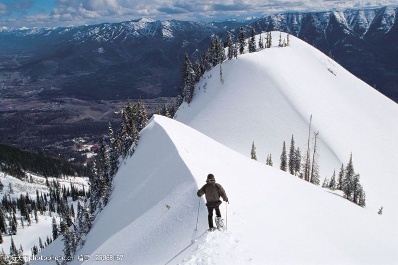 极限运动登山蓝雪的运动员图片