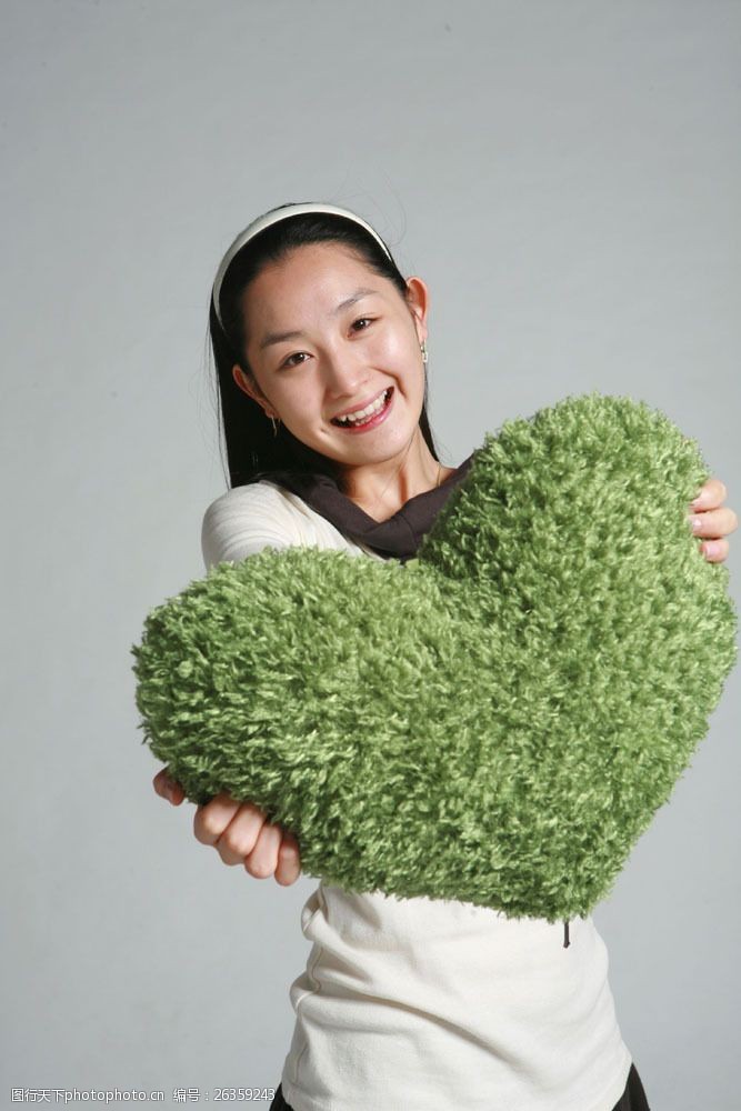 捧着爱心的美手捧着爱心枕头的韩国美女图片
