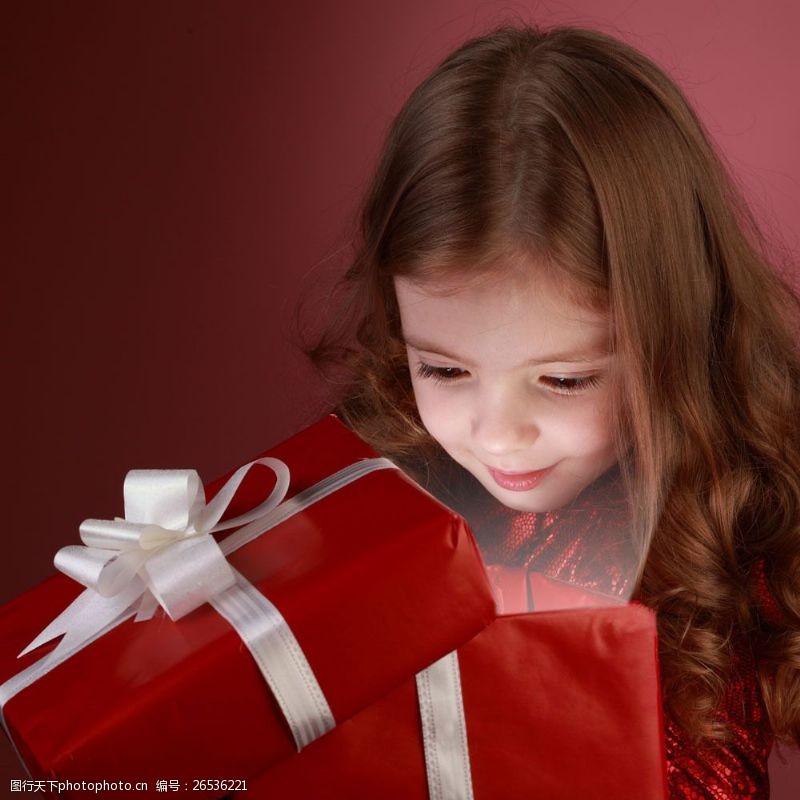 微笑礼物打开礼物的女孩图片
