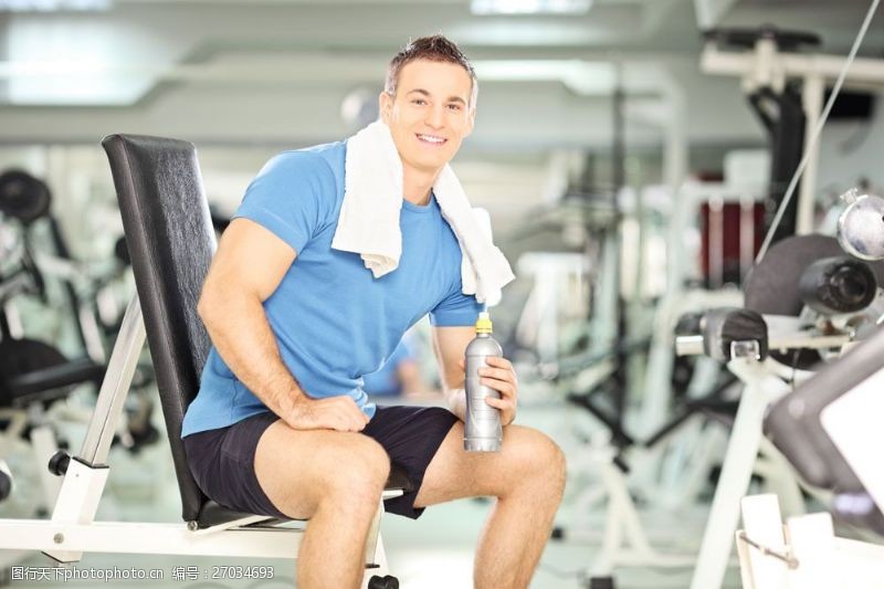健身锻炼健身房里的男人图片