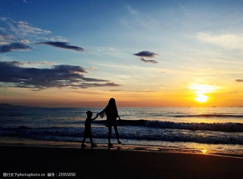 黄昏海边漫步夕阳下母子牵手漫步于海边
