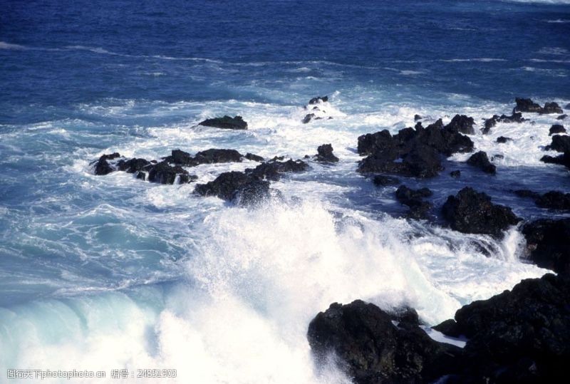 天边的云汹涌澎湃的海浪与礁石图片