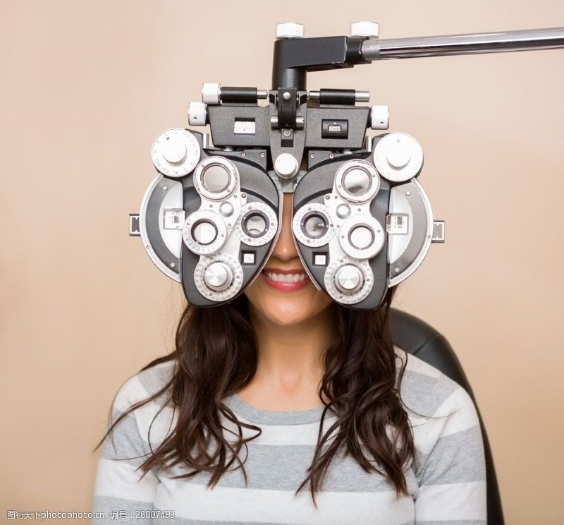 检测在检查视力的女人图片