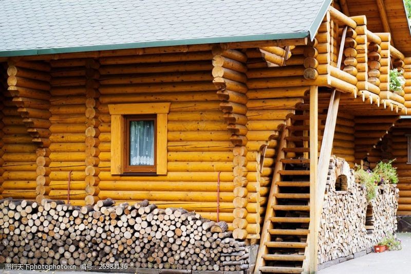 木柴满火柴的木屋图片