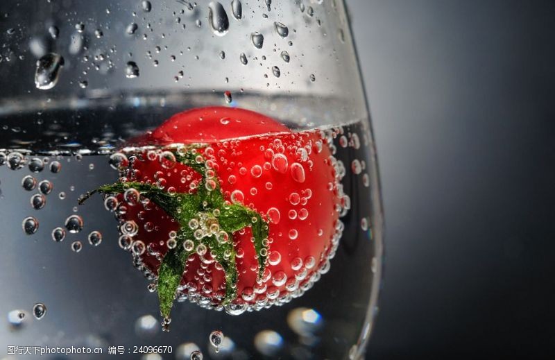 碧水酒杯中带泡泡的番茄