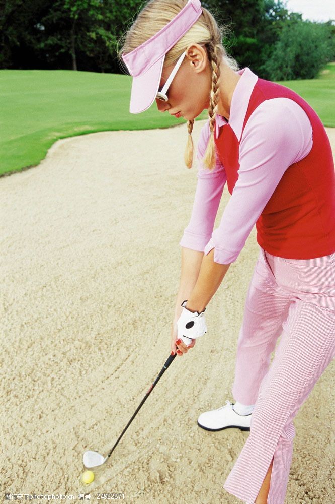 贵族运动打高尔夫球的时尚女性图片