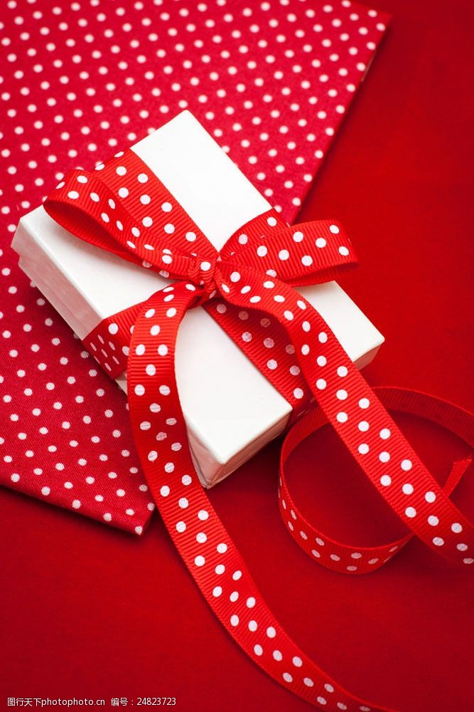 节日礼品红布带蝴蝶节的礼盒图片