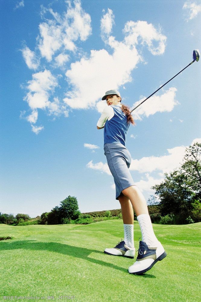 运动休闲挥高尔夫球杆的女人图片