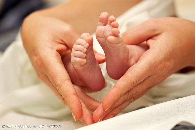 婴儿脚婴幼儿的小脚与爱心手势图片