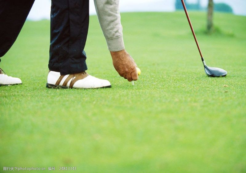 娱乐活动草坪上打高尔夫球的男人图片