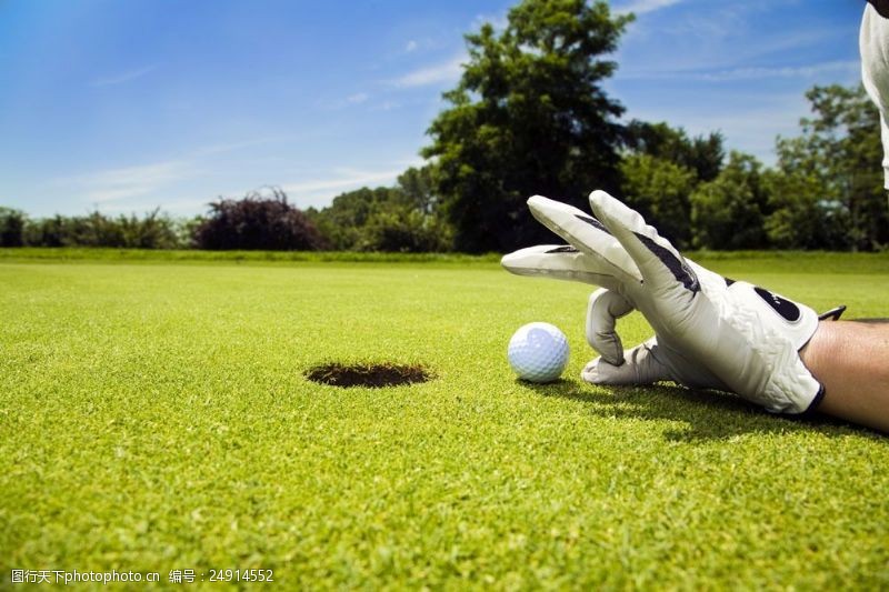 贵族运动高尔夫球与球洞图片
