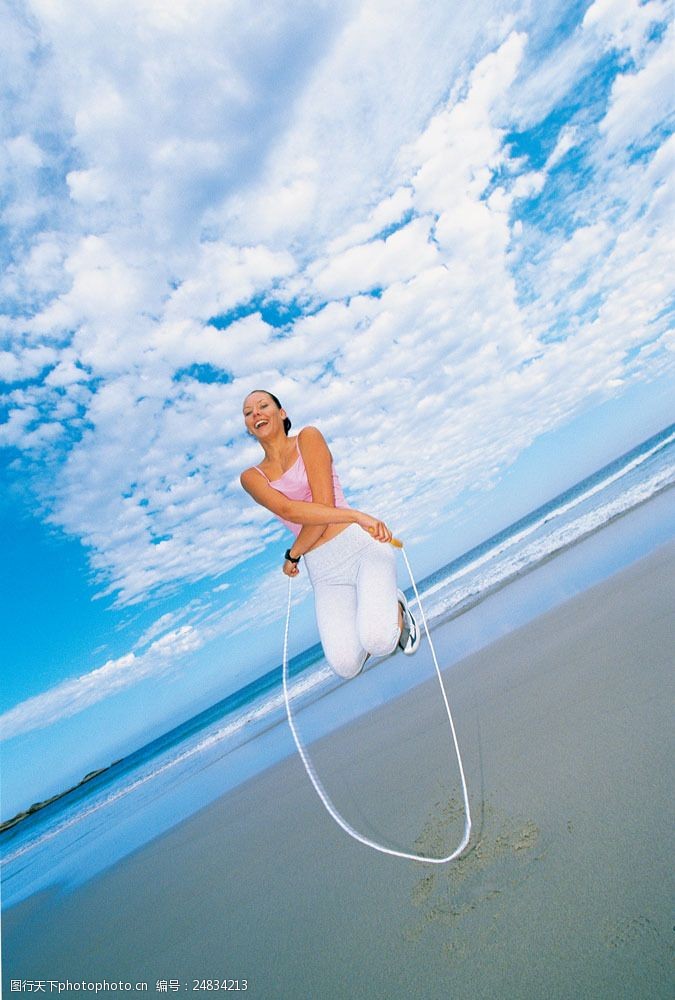 海上运动沙滩上跳绳的美女图片