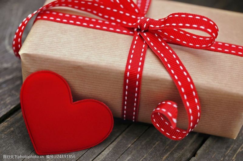 情人节礼物礼盒与心形图案图片