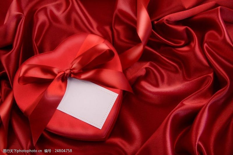情人节礼物礼物卡片与绸子背景图片