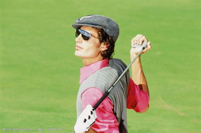 贵族运动手握高尔夫球杆的时尚男性图片