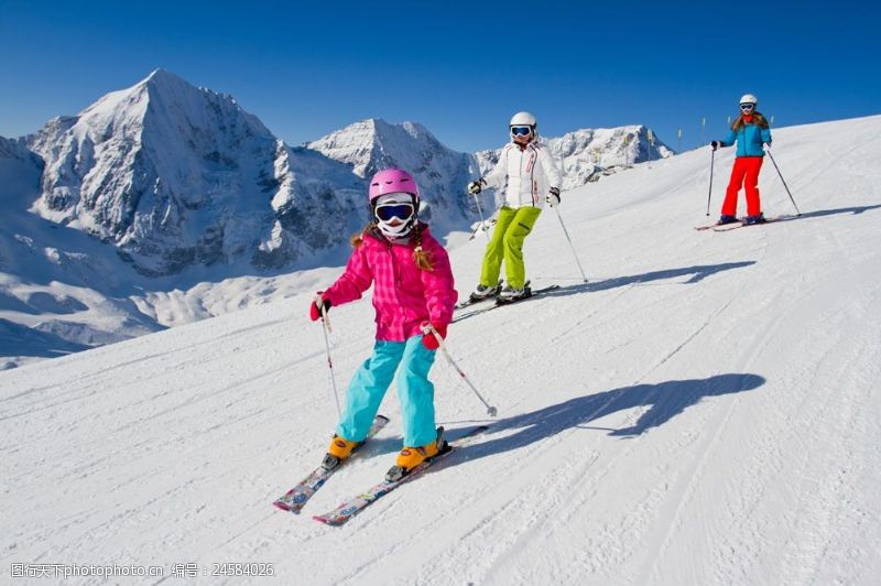 滑雪场一家人在滑雪图片